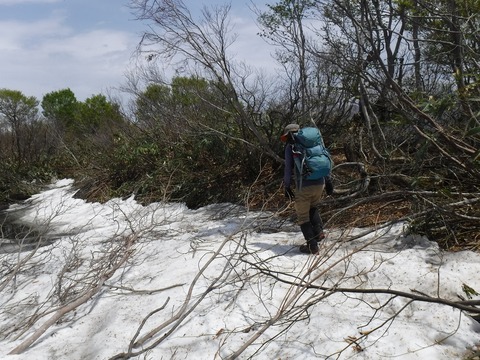 066 山頂直下に雪。