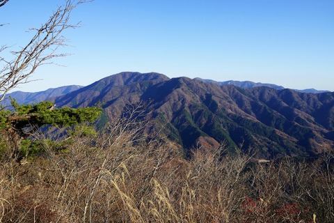 061 目の前には加入道山と大室山。