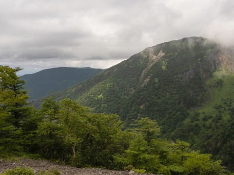 48 奥は高峰山。