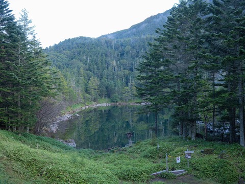 051 山に同化したような池。