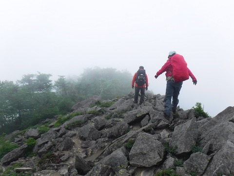 43 この辺りは硬そうな火山岩塊が積み重なっている。