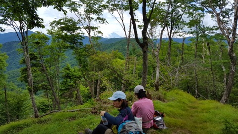 61 山頂は意外なほど眺めが良い。
