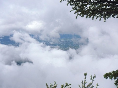 089 雲の隙間から松本の街が見えた。