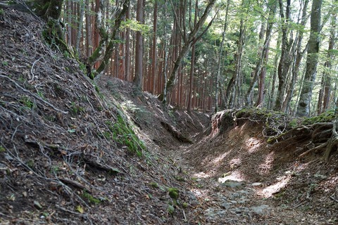 165 A班：深くえぐれた道。