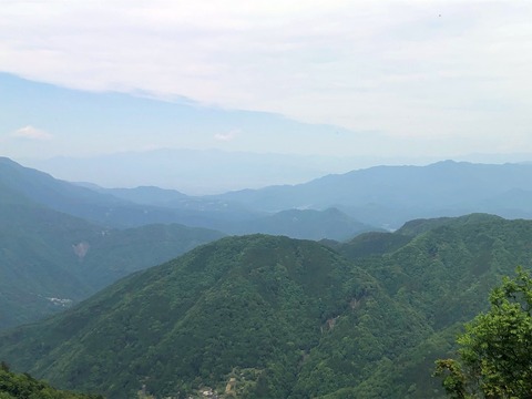 021 甲府盆地の向こうは微かに奥秩父連峰。