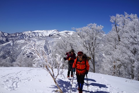 069 霧氷と皆さんと苗場山。