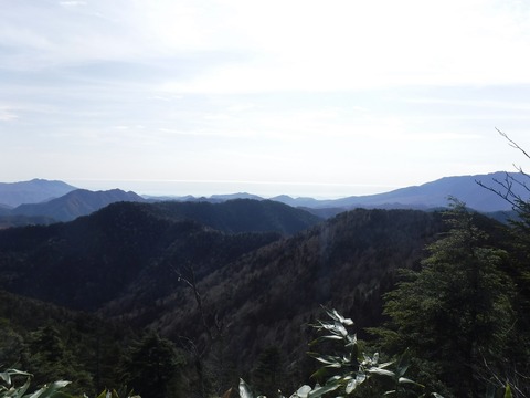 088 あちらは関東平野。目を凝らすと筑波山が見える。