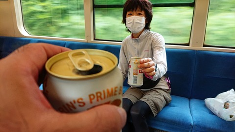 075 山から下りたら車内で。