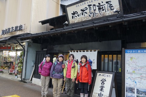 35 店先で記念撮影。