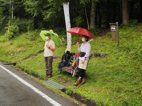 61 バスを待つうちに雨が降り出した。