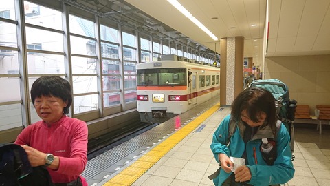 100 1時間弱遅れて北千住到着。