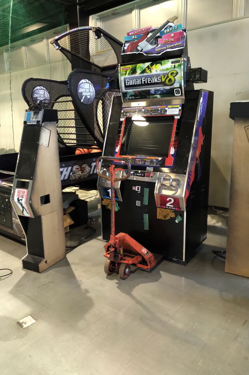 ギタドラ　筐体パネル ギタドラ』新筐体はトリプルモニターとスピーカー7個でド迫力の