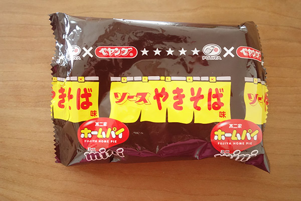 ペヤングソースやきそば味の不二家ホームパイ
