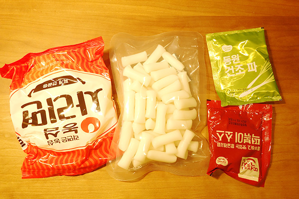 コストコの辛いラッポッキは韓国のラーメンとおもちがベストマッチ!