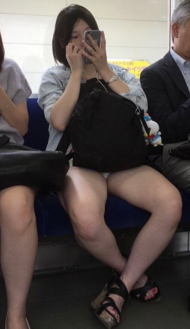電車対面に座ってるマンさんのエロい太ももやパンチラを隠し撮りしてる盗撮画像まとめ ４５枚 エロエロサンタ サムネイルによるアンテナブログ