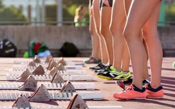 【悲報】陸上女子、胸がでかすぎてユニフォームから乳がはみ出る