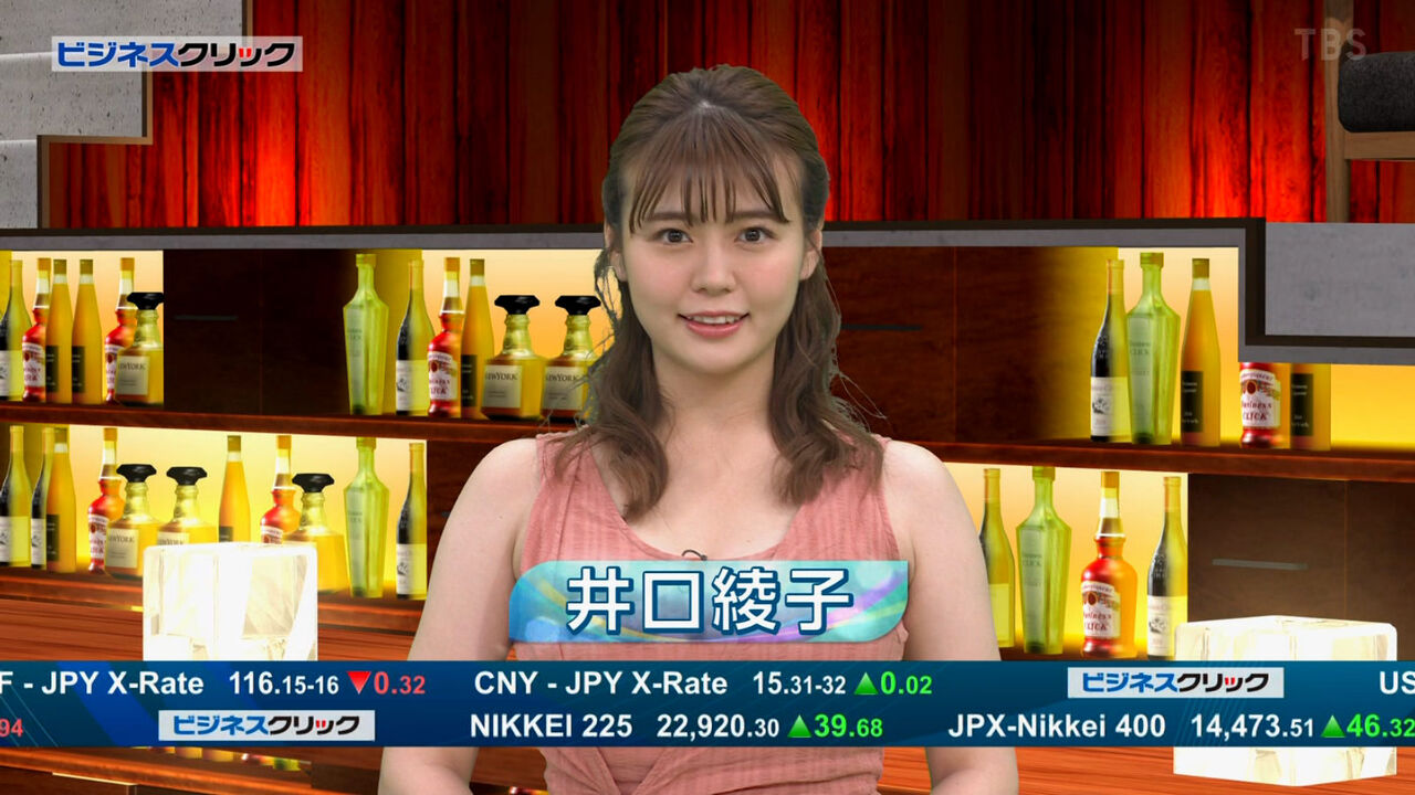 【画像】TBSで井口綾子が巨乳をドスケベな衣装でアピールしてしまう