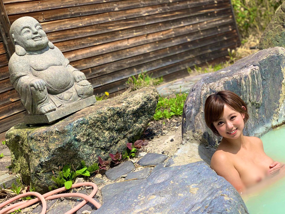 【画像】露天風呂に入ってる若い女性の乳首が見えてる