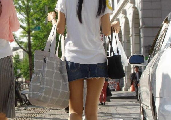 街中を歩くミニスカ韓国女子、意外とイイ尻してますわ（画像37枚）