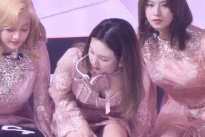 Twiceナヨンが座っておっぱい放り投げる胸チラ パンチラ エロエロサンタ サムネイルによるアンテナブログ