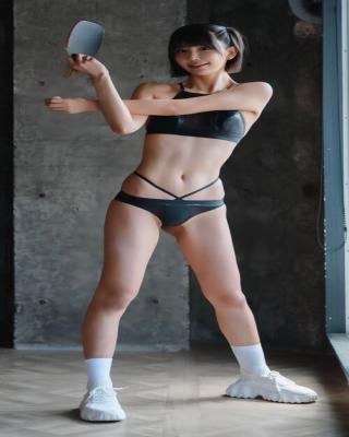 グラビアアイドルの南あみ、細マッチョボディ映える水着姿にファン驚き「胴体と脚の比率」