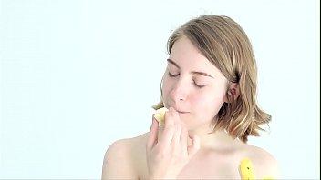 【フェチ】外国人のセクシーお姉さんがバナナを食べているだけの動画『バナナで遊んでいる金髪のベイビー』【Lizzypeacocks+リジー・ピーコック】