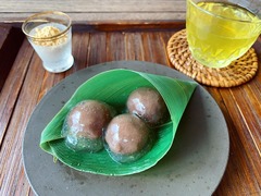 和菓子>汐音屋>黒糖餡玉入りわらび餅