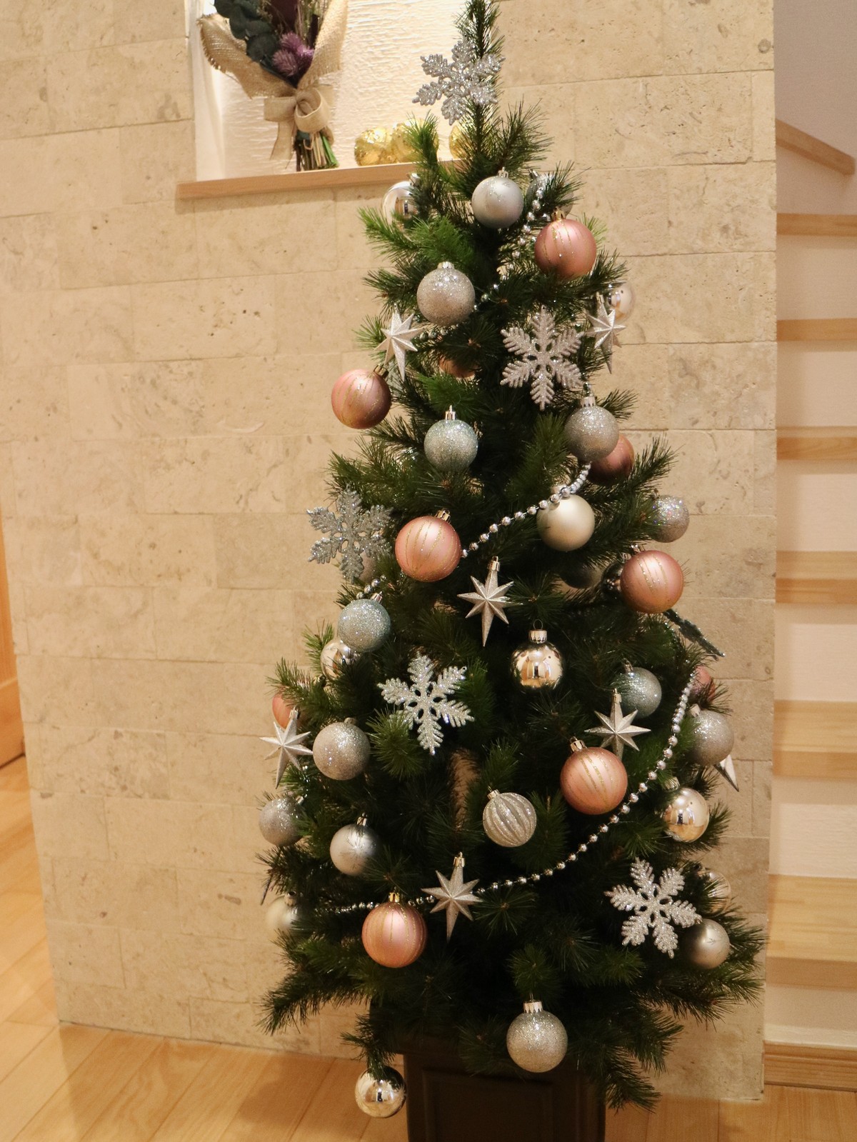 今年は玄関でお出迎え クリスマスツリー ひとひらの葉っぱ