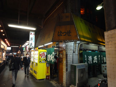 鶴橋 源氏 焼肉タウンの鶴橋駅前にある個性的な立ち飲み マイケルオズの ひとり旅で一人酒