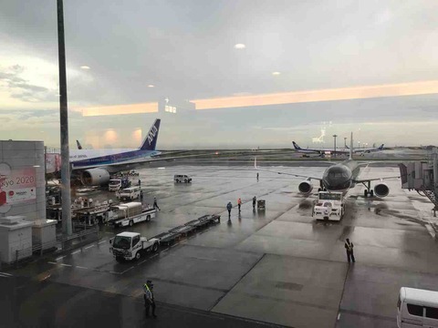 $87 空港。雨に打たれました