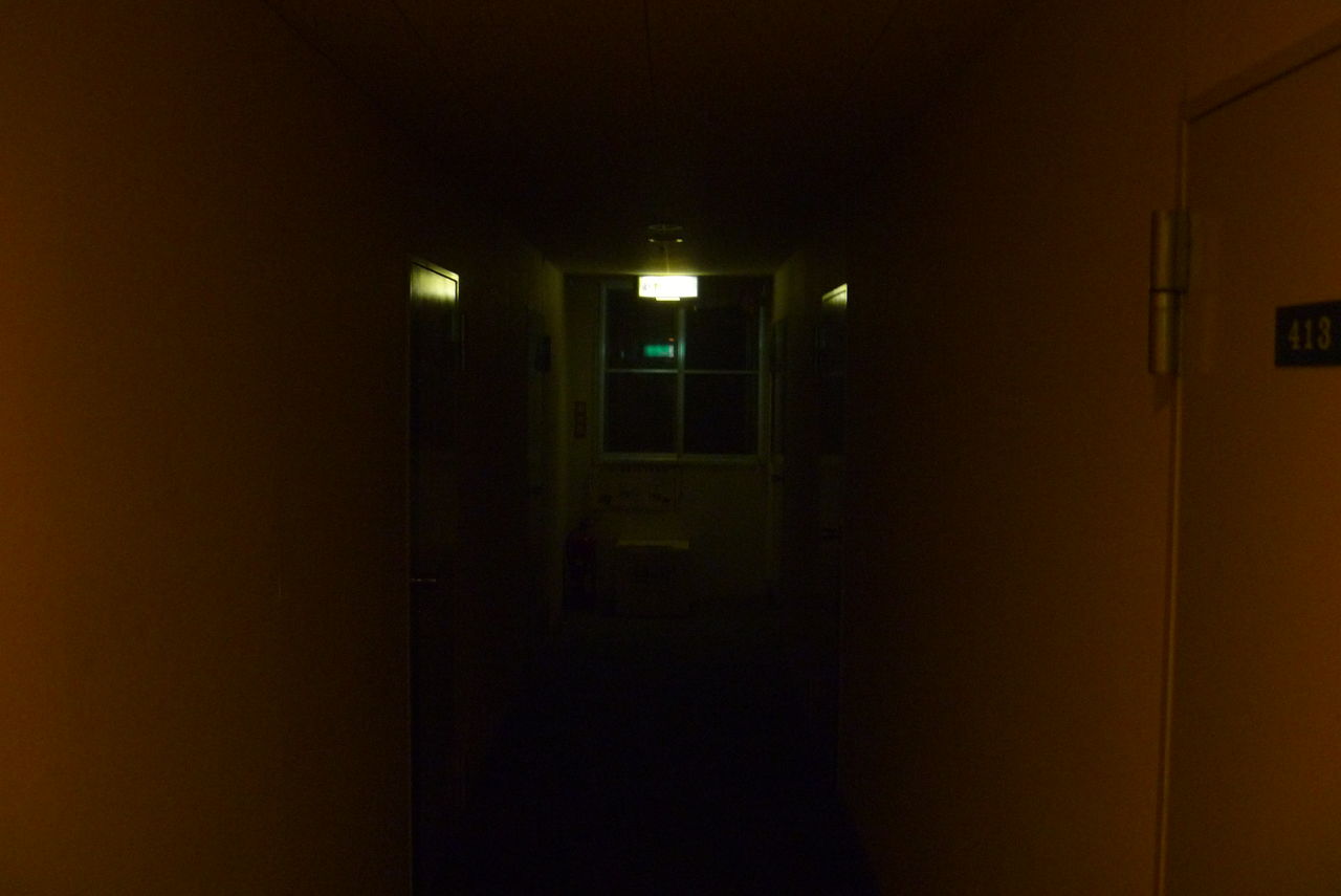 合宿先 誰もいなくなった暗い廊下 Hitoshi