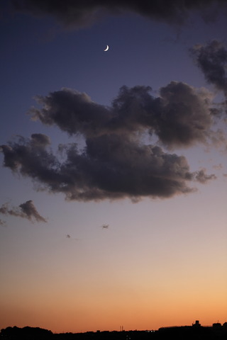 夕暮れと月