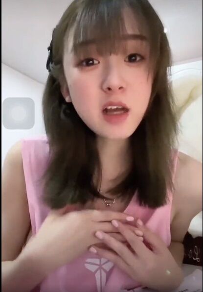 タンクトップ横から乳首