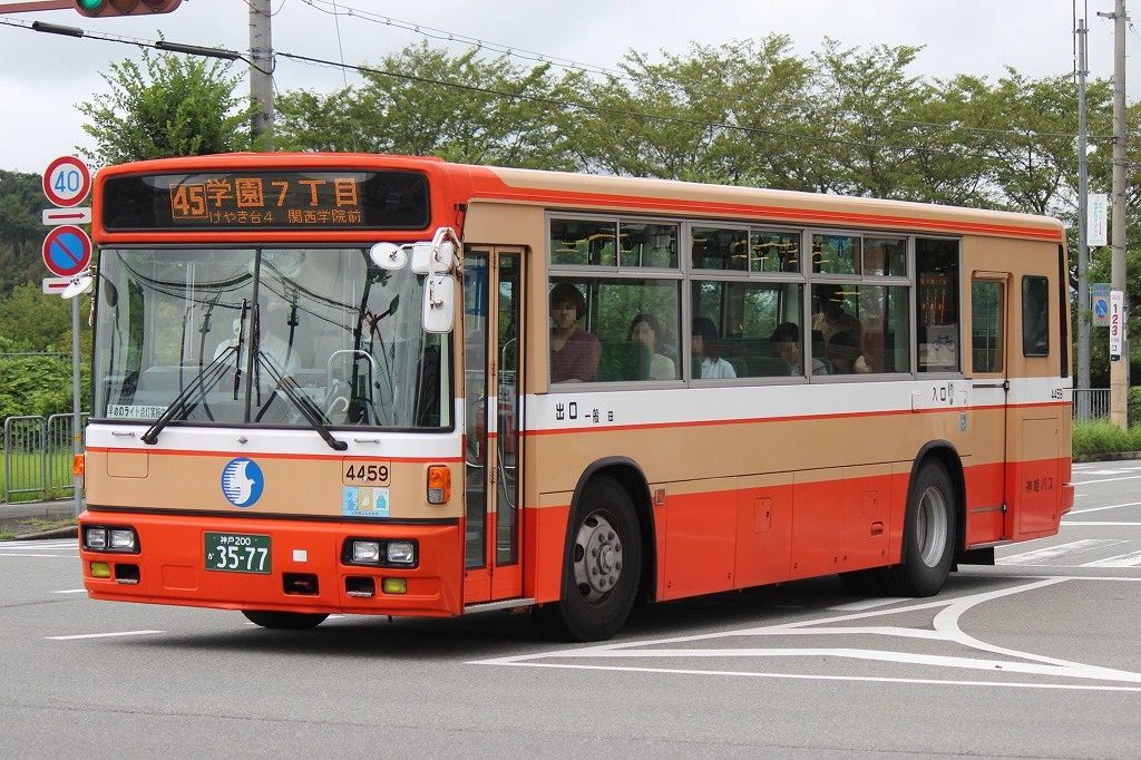 神姫バスの車両 新三田駅前 2015.8 きぬの鉄道・バスブログ