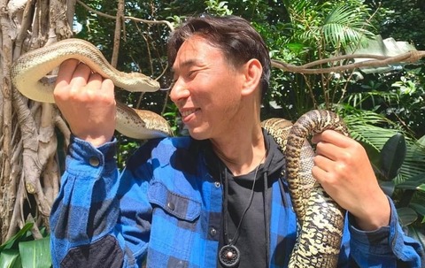 ヘビを首に巻く