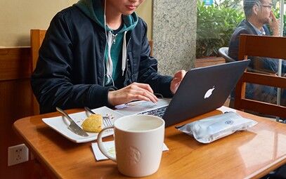 スタバでパソコンシコシコ