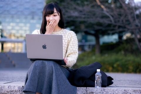 【画像】美人女子プロレーシングドライバー(18)さん「え、猫耳つけてサインするんですか？」⇒！！