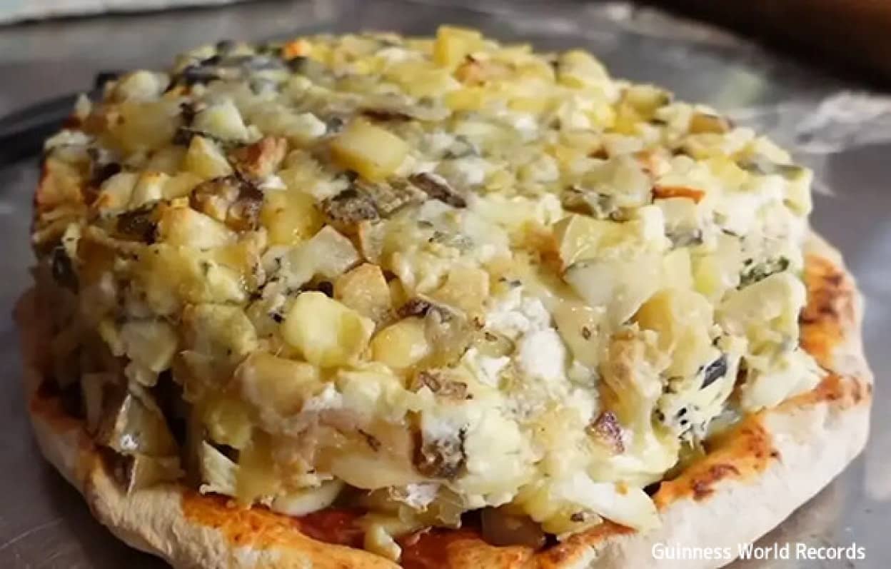 フランスはそう来たか。1001種のチーズをのせたピザで世界ギネス記録