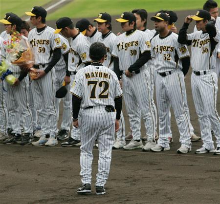 阪神タイガース 真弓 明信氏のグラウンドコート 甲子園の歓声がもはや