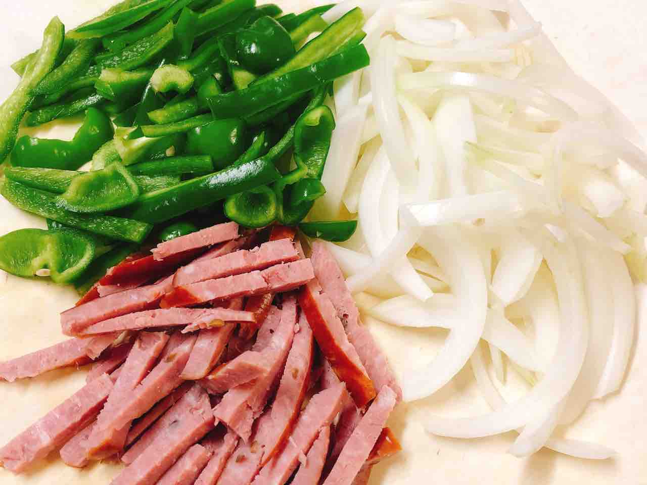 ハンバーグのパイ包み焼き サラダ ソーセージ野菜炒め 家ごはん No 16の日常