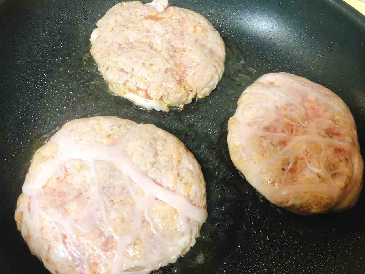 網脂巻きハンバーグ コロッケ ナッツのサラダ 肉野菜玉子炒め 家ごはん No 16の日常