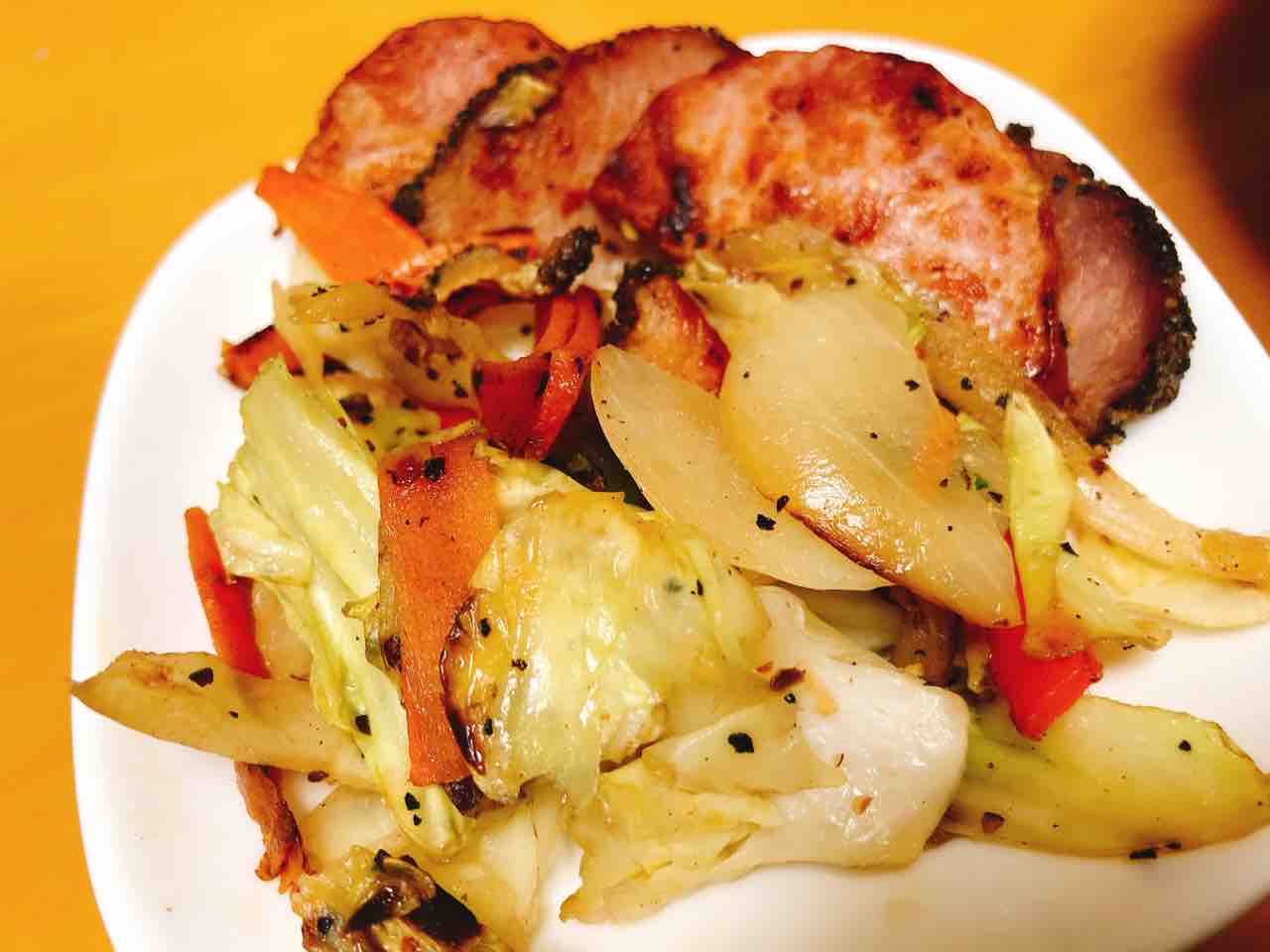 生姜焼きネギソース 野菜炒め サラダ ハム野菜炒め もずく豆腐 漬物 家ごはん No 16の日常
