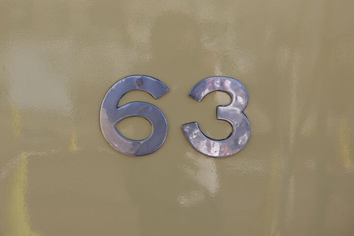 047