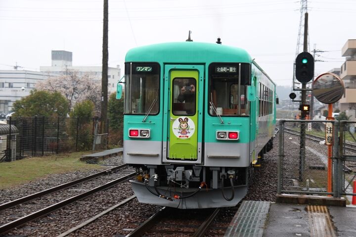 048