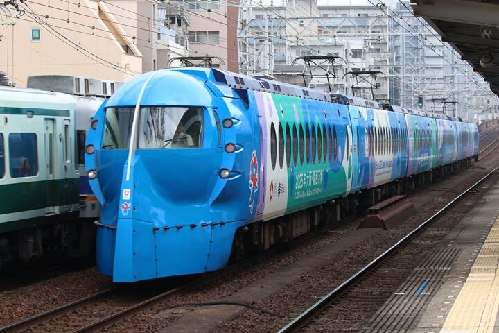 352
