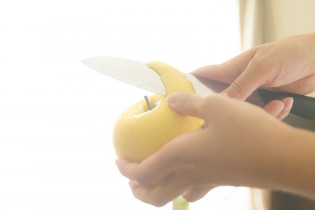 【外国人さん】「なぜ日本のアニメはリンゴの皮を剥くんだ？」