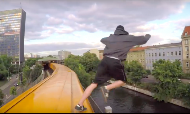 【無謀】USA陽キャの最新の遊び『地下鉄サーフィン』、ヤバすぎる