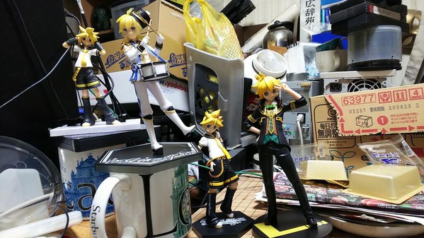 悲報 汚い部屋だけど俺のフィギュア見てくれ なんj民 ヒェッ ゴミ溜めやんけ ホビログ フィギュア プラモ情報