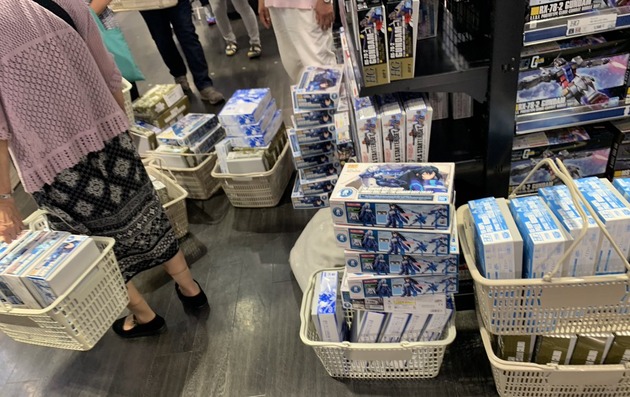 ガンダムベースで中国人テンバイヤー大発生中 傍若無人ぶりにスタッフが注意するも効果ないもよう ホビログ フィギュア プラモ情報 ガンダムベースで中国人テンバイヤー大発生中 傍若無人ぶりにスタッフが注意するも効果ないもよう ホビログ フィギュア プラモ情報