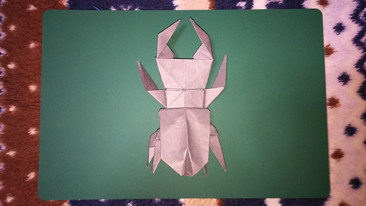 クワガタ カブトムシを作ったが 立体的な部分もあるので 色紙に貼るには 工夫が必要だ 趣味のツボ